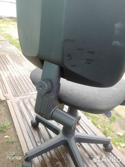 Стул офисный на колесах