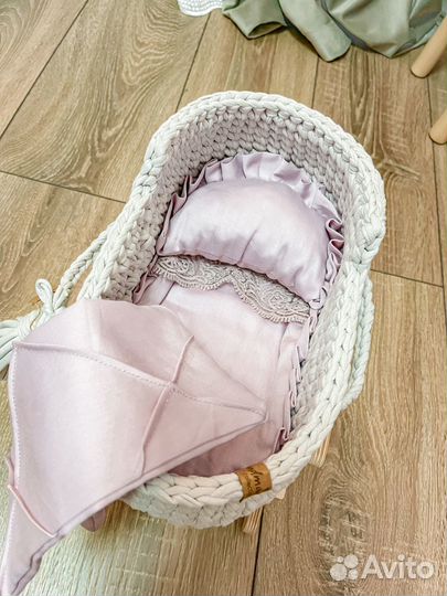 Вязаная люлька для куклы с подставкой