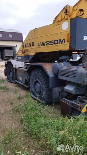 Komatsu LW250M-2 Кран