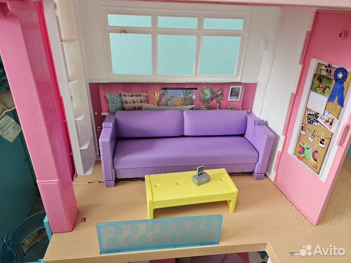 Большой кукольный домик с мебелью