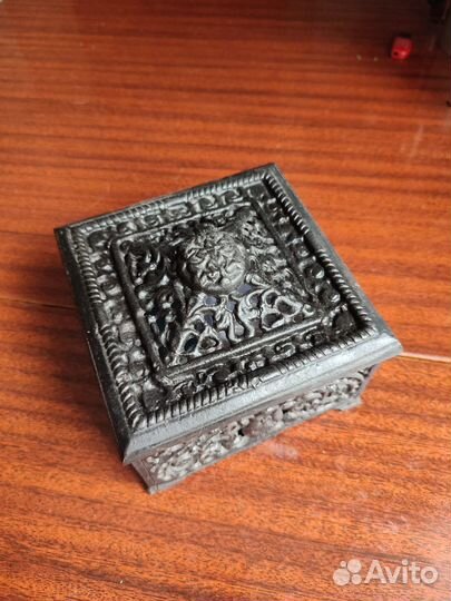 Шкатулка литая