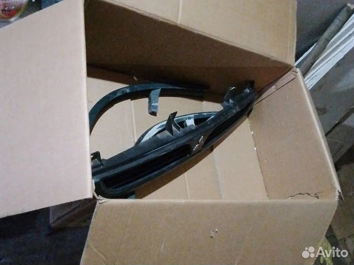 Коробка с пластиковыми деталями