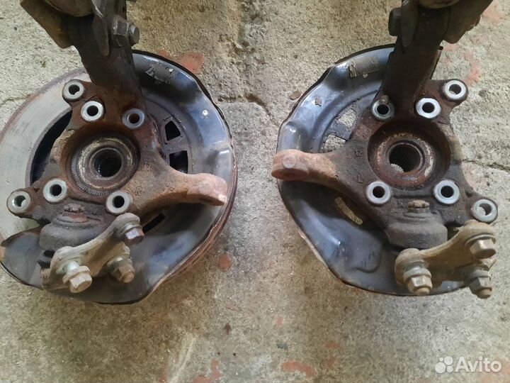 Поворотный кулак передний Toyota Rav4 CA40