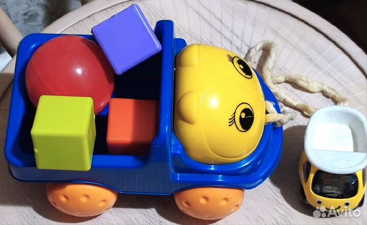 Машинки с кубиками на верёвке