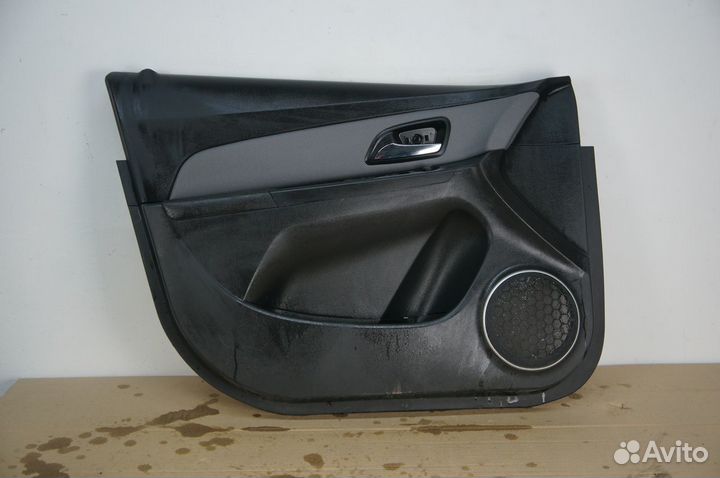 Обшивка двери левая передняя Chevrolet Cruze