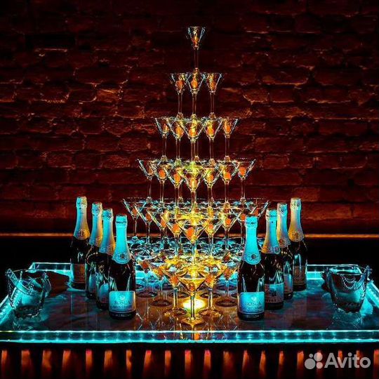 Пирамида из бокалов шампанского/Горка с шампанским