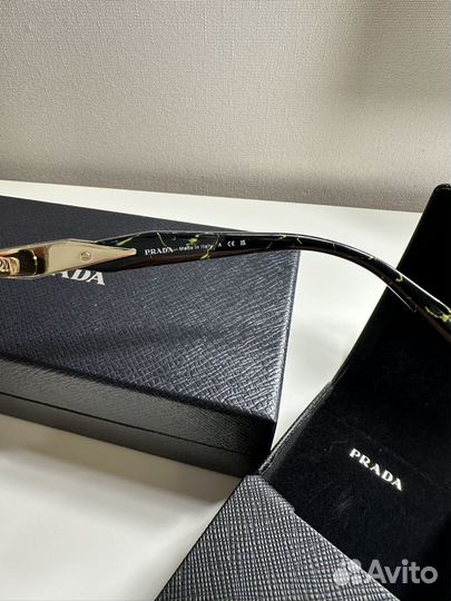 Солнцезащитные очки prada