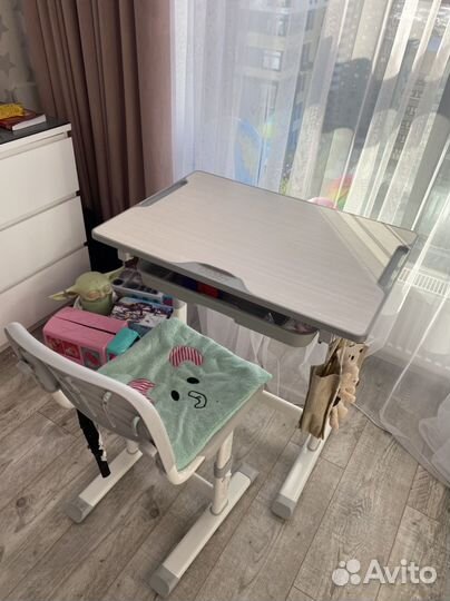 Школьная парта и стул