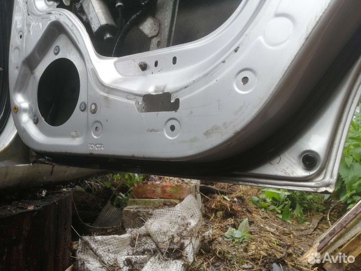 Три двери от Toyota Carina Е