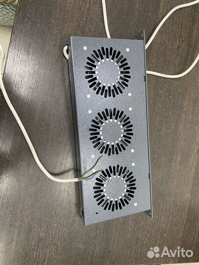 Блок вентиляторов в серверную стойку