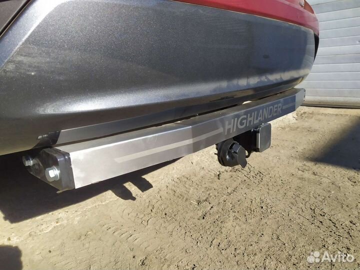 Фаркоп на Toyota Highlander 2021- с накладкой