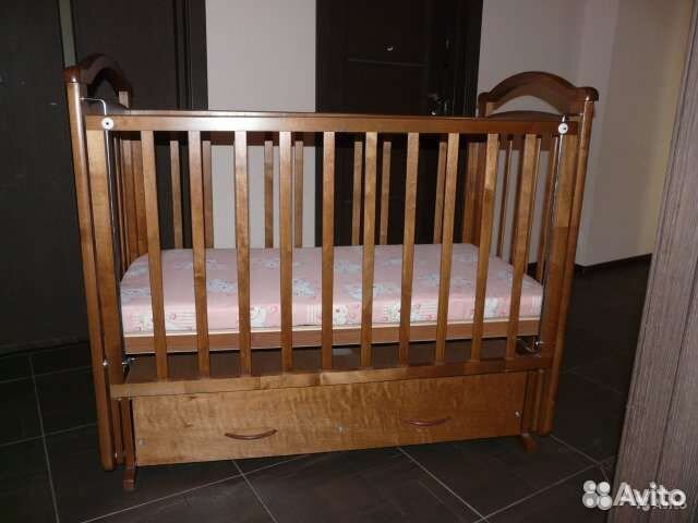 Детская кроватка с поперечным маятником, ящиком