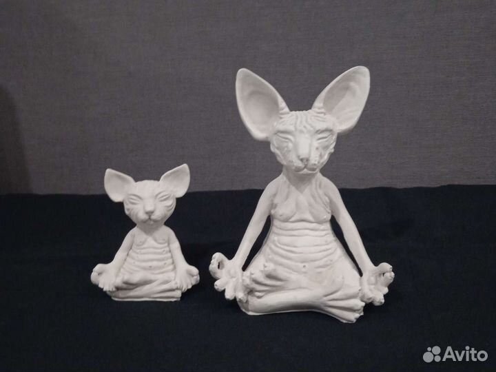 Медитирующий кот сфинкс