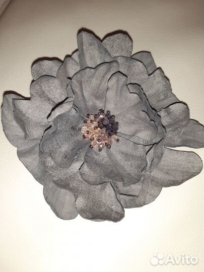 Брошь ручной работы из кожи