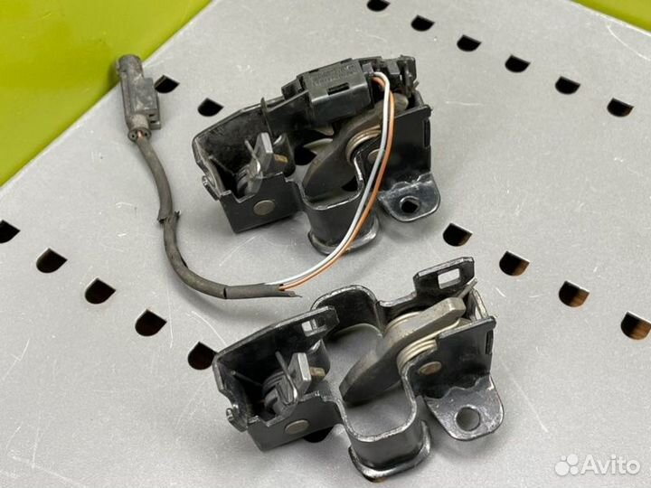 Замки капота Mercedes-Benz S-Class W220 M112.944