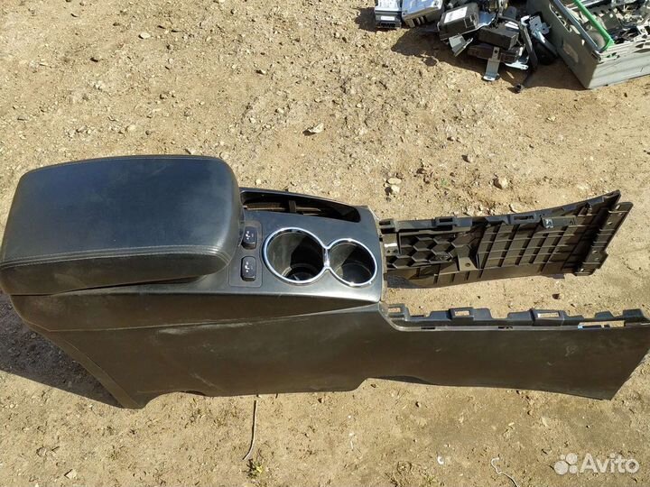 Подлокотник SsangYong actyon 2011 года