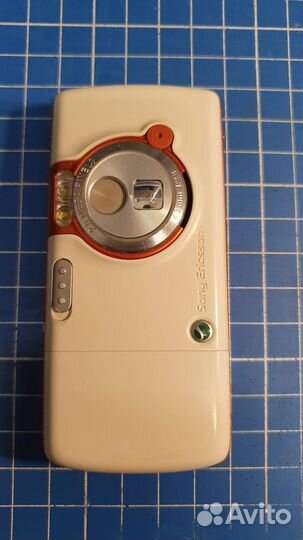 Телефон Sony Ericsson W700i