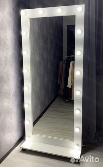 Гримерное зеркало на колёсиках