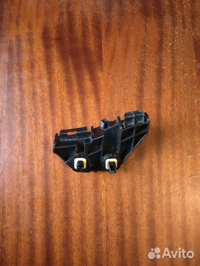 Крепление бампера левое Toyota Corolla Е150 заднее