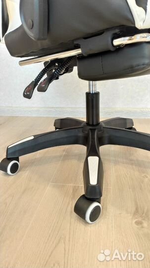 Новое игровое кресло чёрно-белое