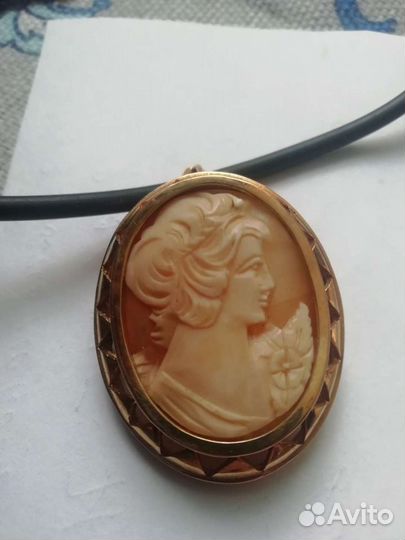 Кулон-камеч и перстень золотой