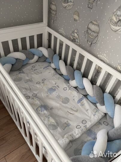 Детская кроватка с маятником