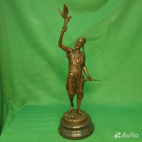 Скульптура из бронзы Восточный охотник с соколом