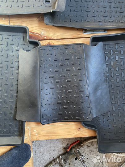 Резиновый коврик в салон
