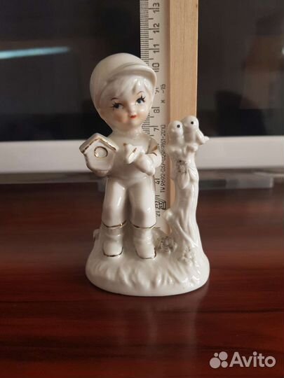 Статуэтка мальчик со скворечником фарфор