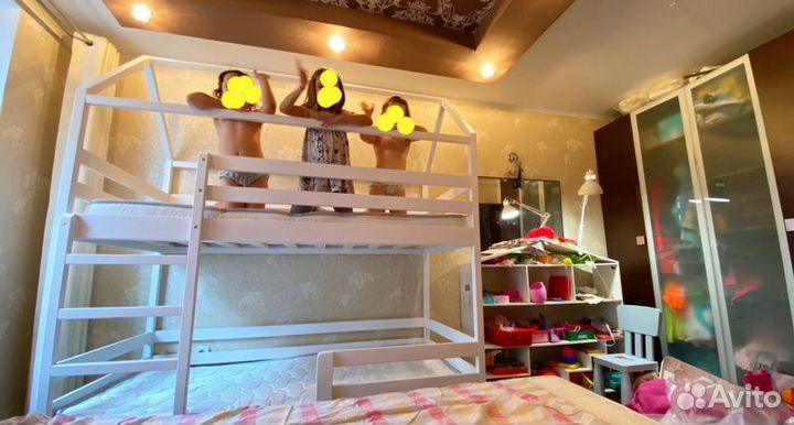 Двухъярусная кровать с матрасами