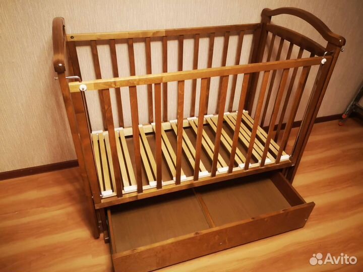 Детская кроватка с маятником и ящиком