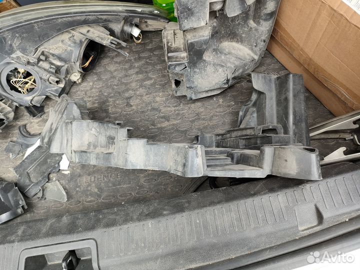 Кронштейн крепления фары,правый, подфарник Fluence