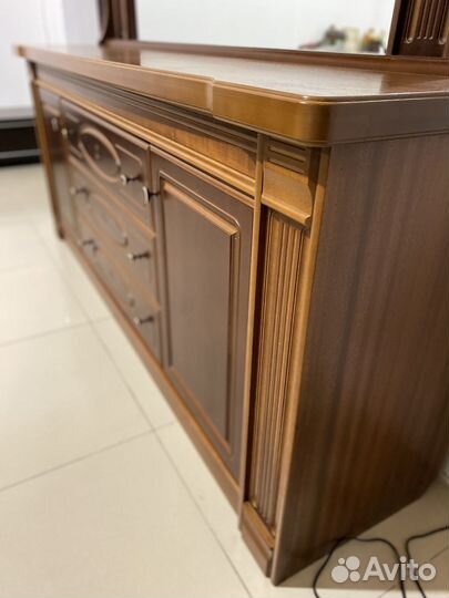 Комод с зеркалом