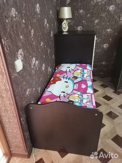 Детская кровать и шкаф