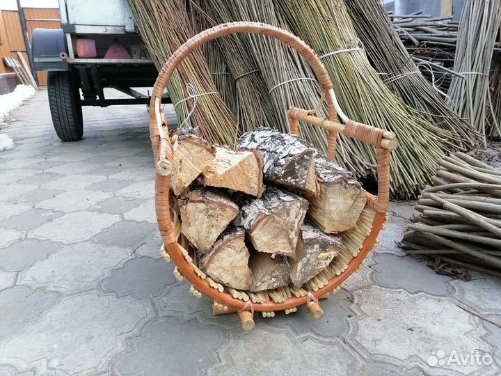 Плетёная дровница для камина