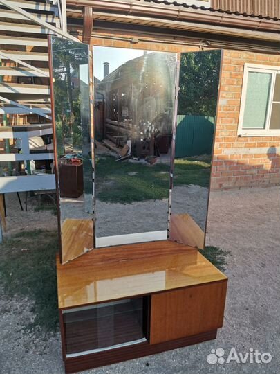 Трюмо с зеркалом