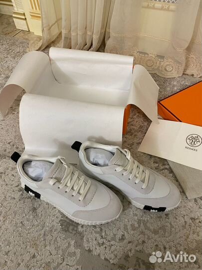 Кроссовки женские