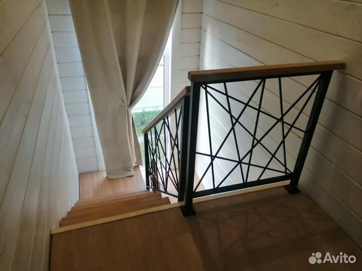 Лестница с ограждением из металла