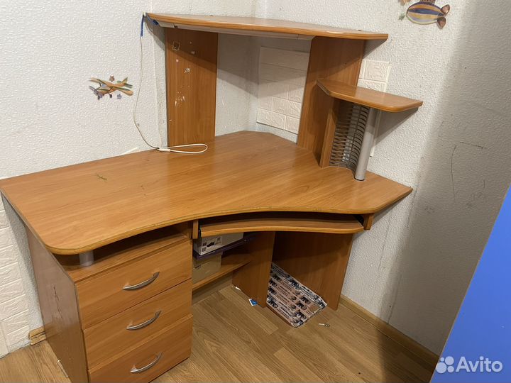 Компьютерный стол,кравать