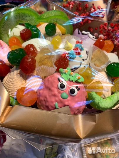 Подарки, съедобные букеты, корзины из сладостей