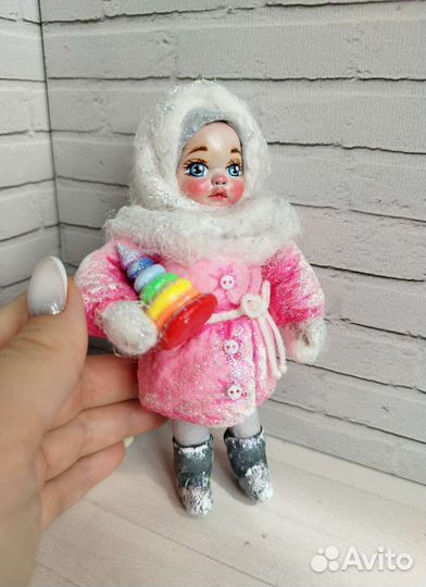 Ватная игрушка девочка с пирамидкой