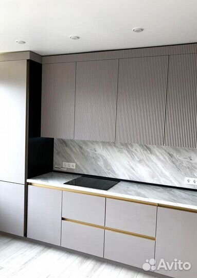 Угловая кухня на заказ до потолка