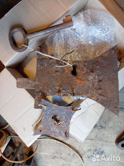 Старинный амбарный замок