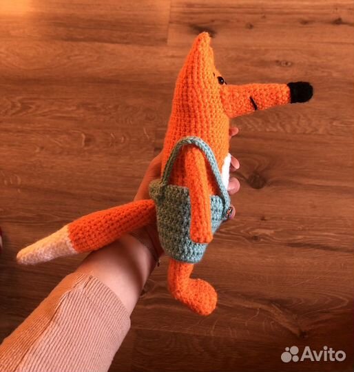 Вязаный лис в штанишках