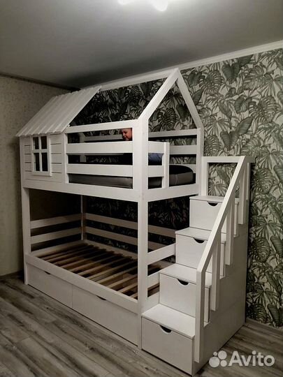 Детская двухъярусная кровать
