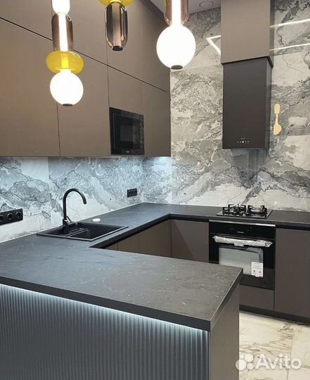 Кухня с барной стойкой