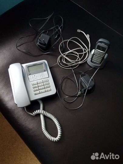 Радиотелефон (база +трубка)