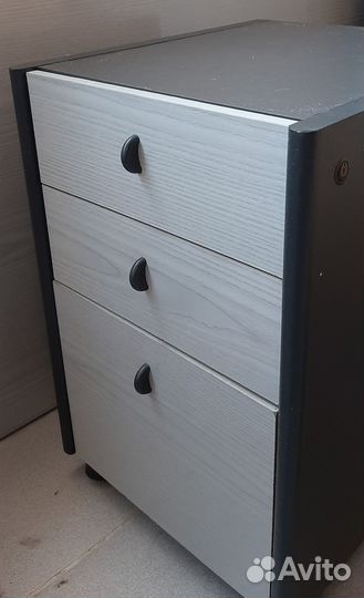 Продаю тумбу на колесах с 3-мя выдвижными ящиками