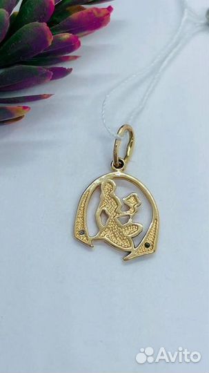 Золотая подвеска с камнем