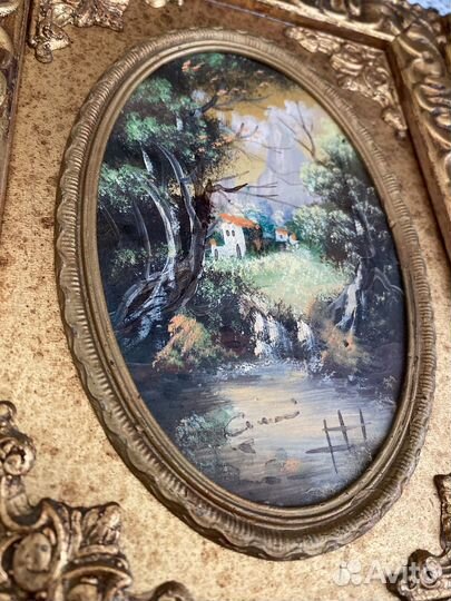 Старинные картины в золотых рамках. Италия